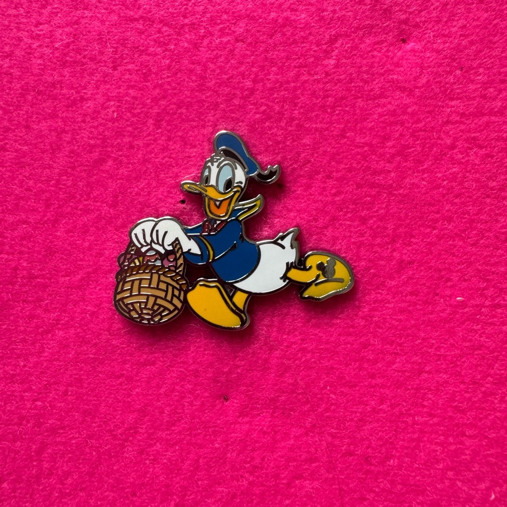 Donald Duck Enamel Pin